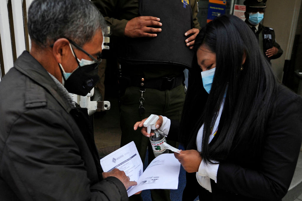 Bolivia suspende obligatoriedad de portar carné de vacunación contra el covid-19