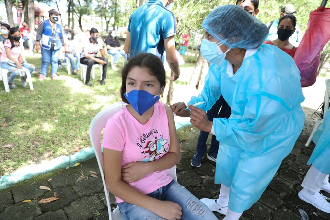 Pediatra: Urge aplicar la dosis de refuerzo anticovid a mayores de 12 años
