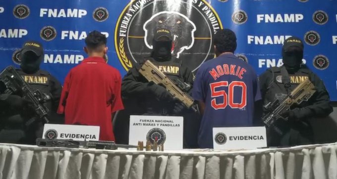 ¡Con una AK-47, una pistola y dinero en efectivo! capturan a dos menores infractores en El Progreso, Yoro ¡Con una AK-47, una pistola y dinero en efectivo! capturan a dos menores infractores en El Progreso, Yoro