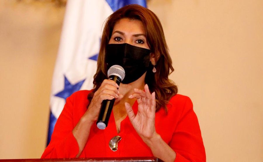 Ministra de Salud amenaza con despedir a microbiólogos que nieguen resultados de pruebas laboratoriales Ministra de Salud amenaza con despedir a microbiólogos que nieguen resultados de pruebas laboratoriales