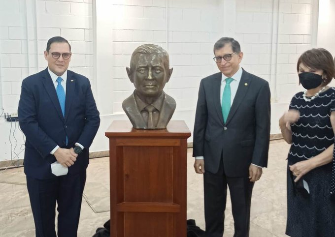 Develan busto en reconocimiento al trabajo del excanciller Carlos López Contreras Develan busto en reconocimiento al trabajo del excanciller Carlos López Contreras