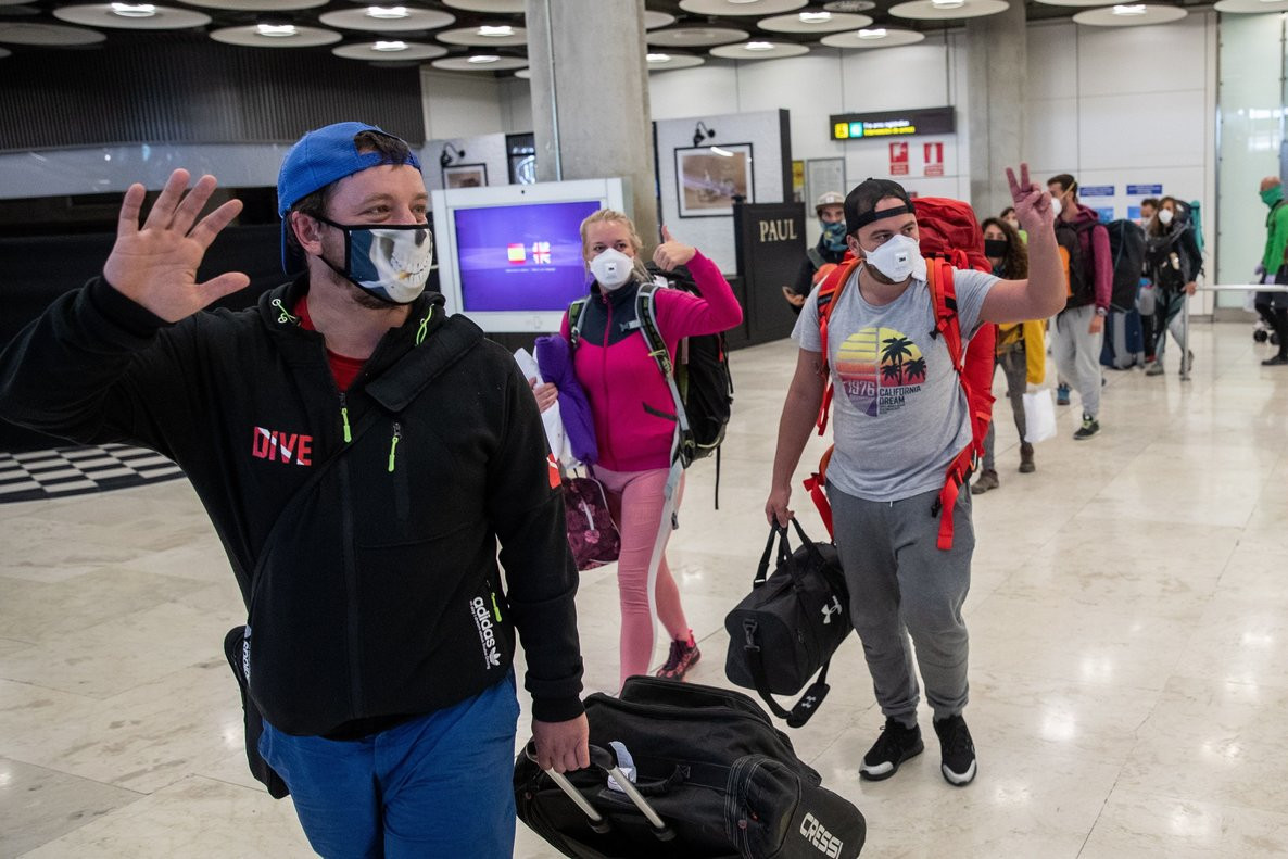 Hong Kong anuncia cierre de fronteras a ocho países del mundo para frenar contagios por Ómicron Hong Kong anuncia cierre de fronteras a ocho países del mundo para frenar contagios por Ómicron