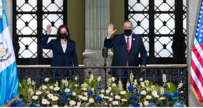 Kamala Harris pide a Giammattei combatir la corrupción en Guatemala