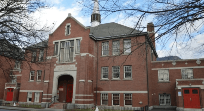 Detectan 93 posibles tumbas en un internado para niños indígenas en Canadá Detectan 93 posibles tumbas en un internado para niños indígenas en Canadá