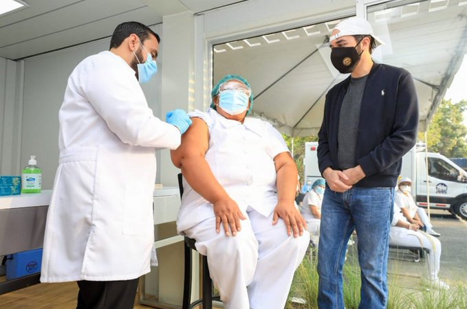 Salvadoreños abarrotan la capital por pruebas covid en medio del alza de casos