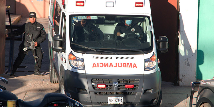 Abandonan camioneta con 10 cuerpos en plaza de Zacatecas, México Abandonan camioneta con 10 cuerpos en plaza de Zacatecas, México