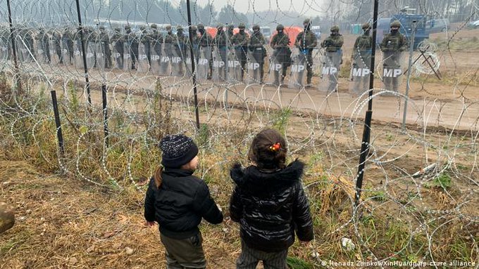 Polonia comienza construcción de muro en frontera con Bielorrusia Polonia comienza construcción de muro en frontera con Bielorrusia