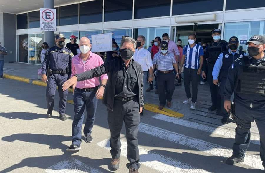 Ex general de la policía Ramón Sabillón regresa al país tras permanecer varios años en el Exilio