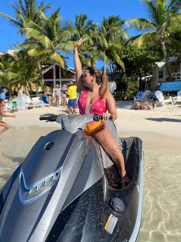 Continúa búsqueda de joven que desapareció en moto acuática en Roatán