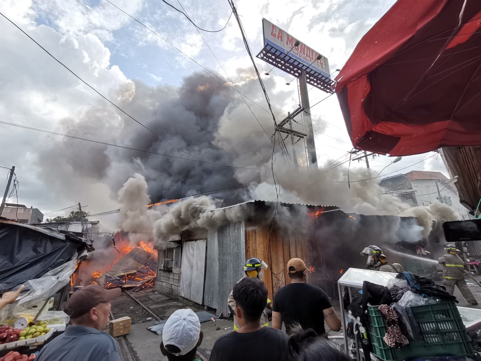Voraz incendio consume un edificio en el mercado Medina de San Pedro Sula
