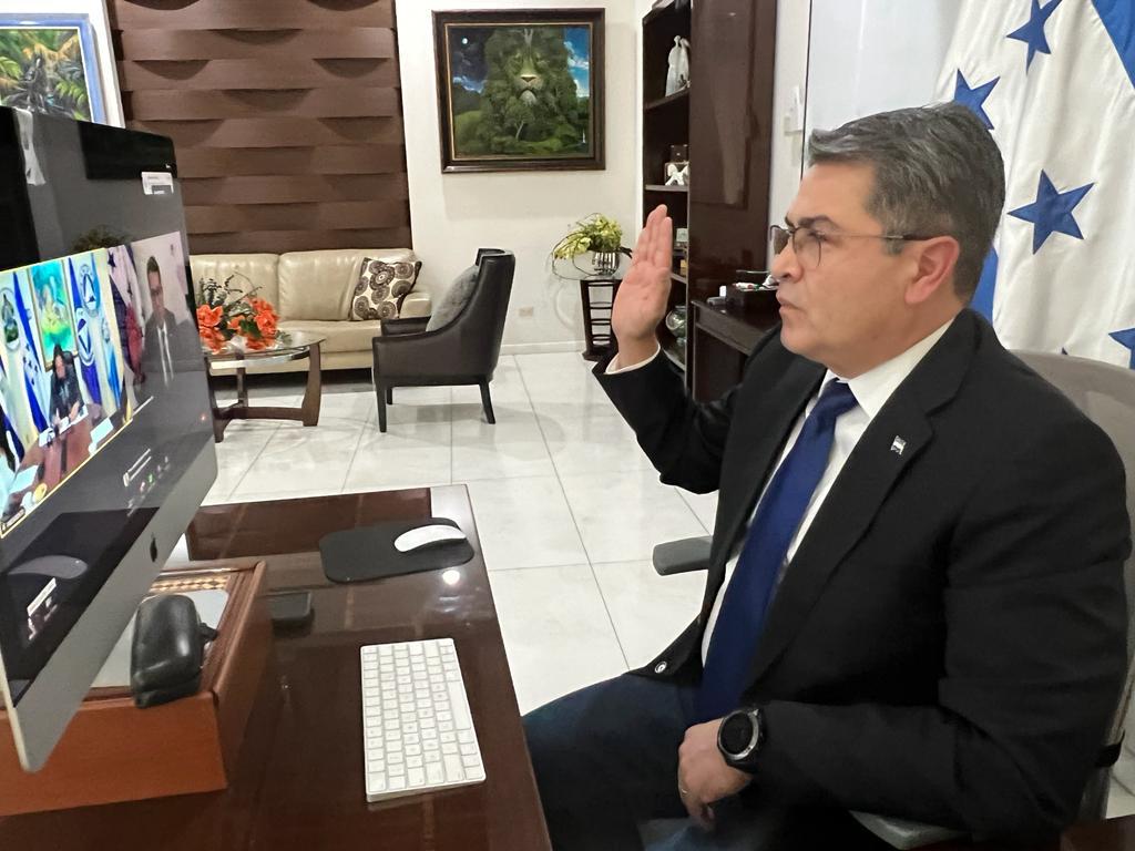 Parlacen juramenta a expresidente Juan Orlando Hernández Parlacen juramenta a expresidente Juan Orlando Hernández
