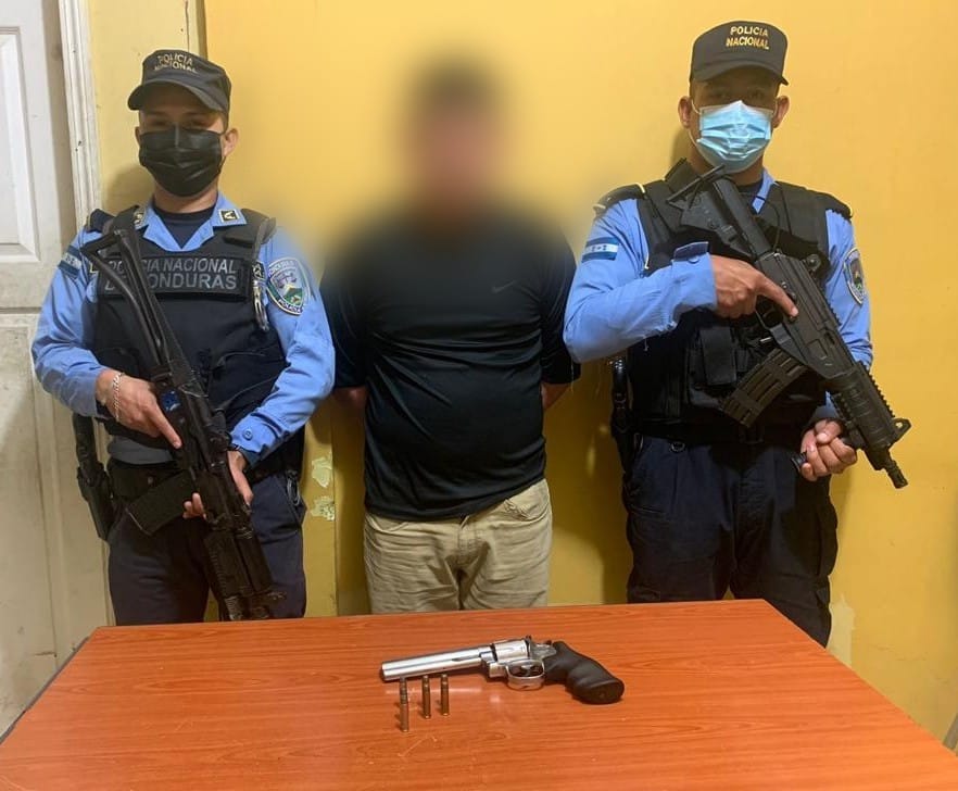 Funcionarios policiales detienen tres sujetos por porte ilegal de armas de fuego en Yoro Funcionarios policiales detienen tres sujetos por porte ilegal de armas de fuego en Yoro