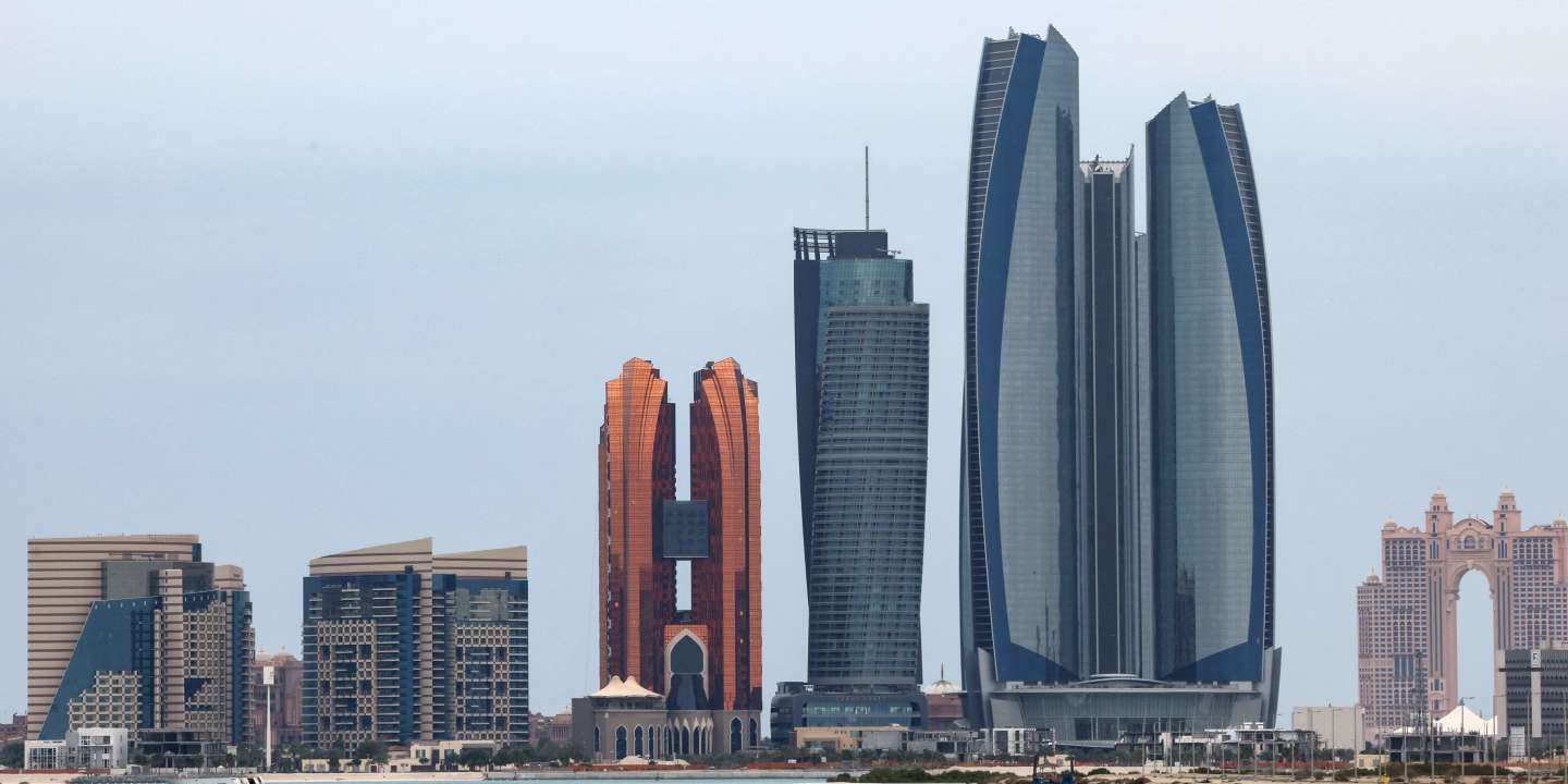 Emiratos Árabes Unidos intercepta dos misiles balísticos sobre Abu Dhabi Emiratos Árabes Unidos intercepta dos misiles balísticos sobre Abu Dhabi