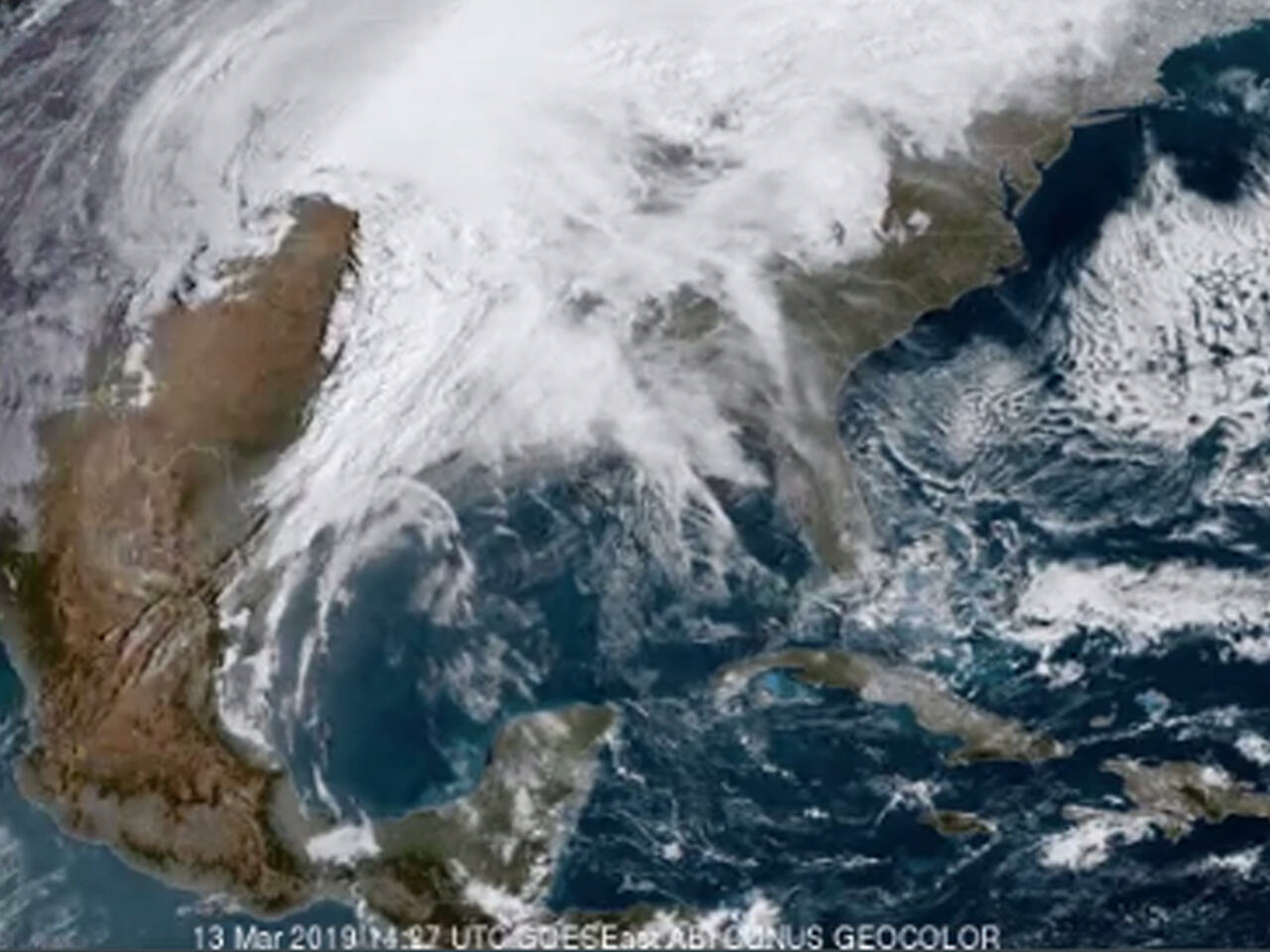 Un ciclón bomba amenaza la Costa Este de los EEUU: ya hay miles de vuelos cancelados