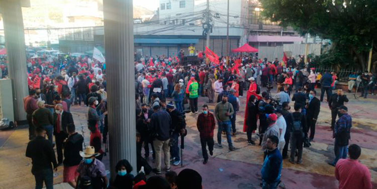 Miles de hondureños continúan en predios del CN en apoyo a Xiomara Castro Miles de hondureños continúan en predios del CN en apoyo a Xiomara Castro