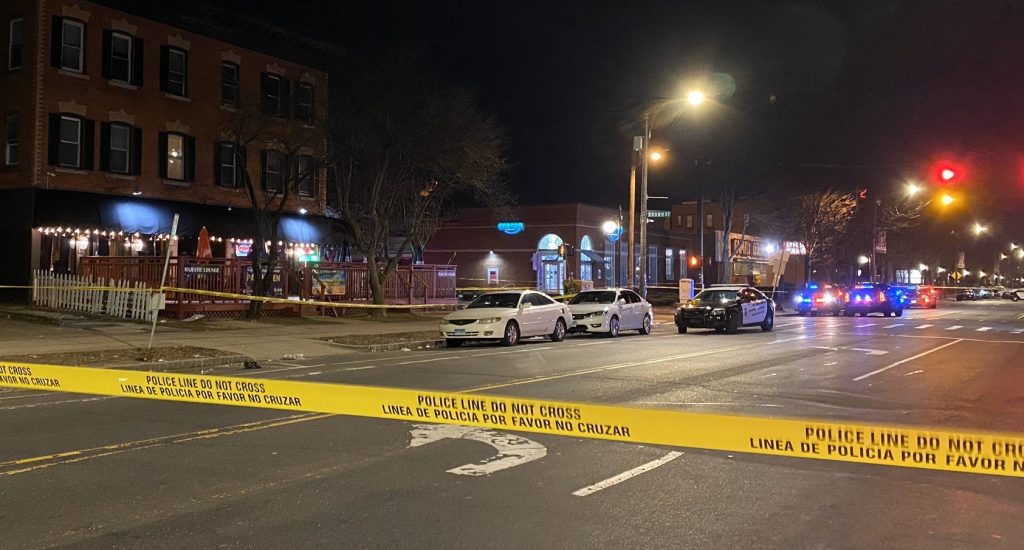 Un muerto y cuatro heridos por incidente en las afueras de un bar en EEUU Un muerto y cuatro heridos por incidente en las afueras de un bar en EEUU