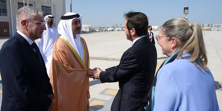 Emiratos Árabes Unidos intercepta misil lanzado por hutíes Emiratos Árabes Unidos intercepta misil lanzado por hutíes