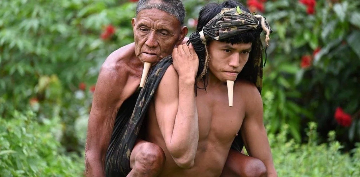 El joven indígena de Brasil que caminó seis horas con su padre en brazos para que reciba la vacuna covid