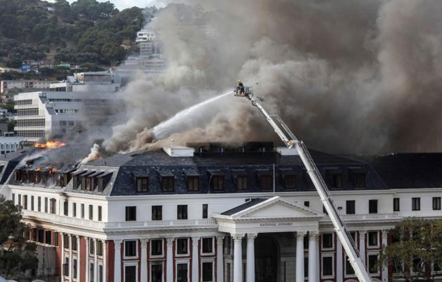 El incendio en el Parlamento de Sudáfrica ha sido «contenido» El incendio en el Parlamento de Sudáfrica ha sido «contenido»