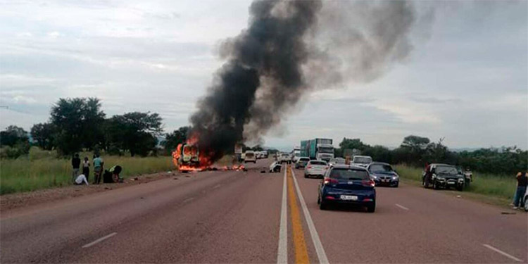 Dieciséis personas mueren quemadas dentro de un microbus en Sudáfrica Dieciséis personas mueren quemadas dentro de un microbus en Sudáfrica