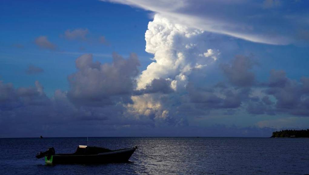 Tonga queda aislada del mundo tras la erupción de un volcán