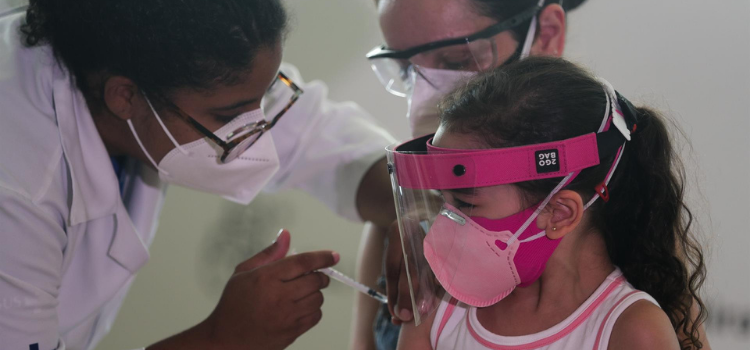 Bolsonaro dificulta vacunación anticovid de niños en Brasil, según un sondeo Bolsonaro dificulta vacunación anticovid de niños en Brasil, según un sondeo