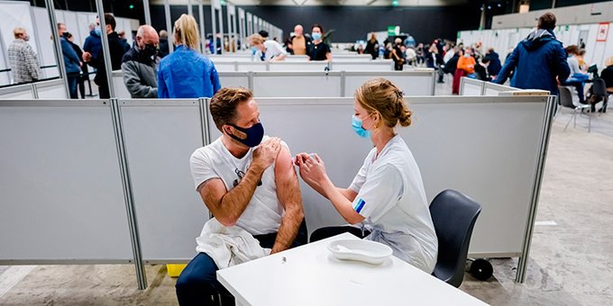 EE.UU. reabre los centros de vacunación masivos ante el avance de ómicron