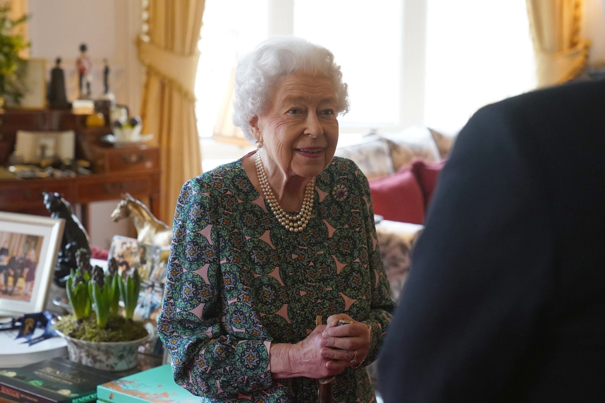 La reina Isabel da positivo a Covid-19