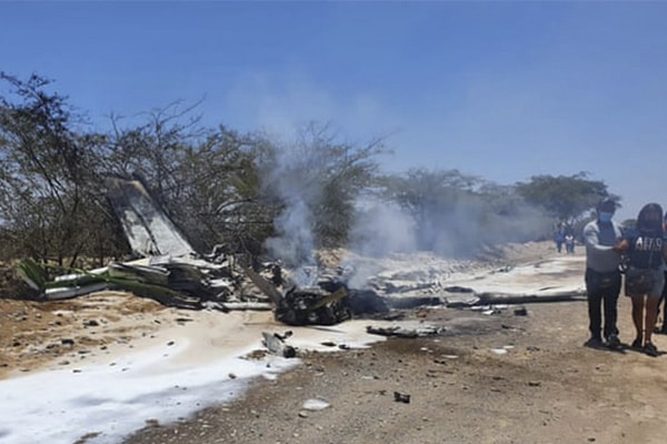 Siete personas mueren tras caída de avioneta en Nasca Siete personas mueren tras caída de avioneta en Nasca