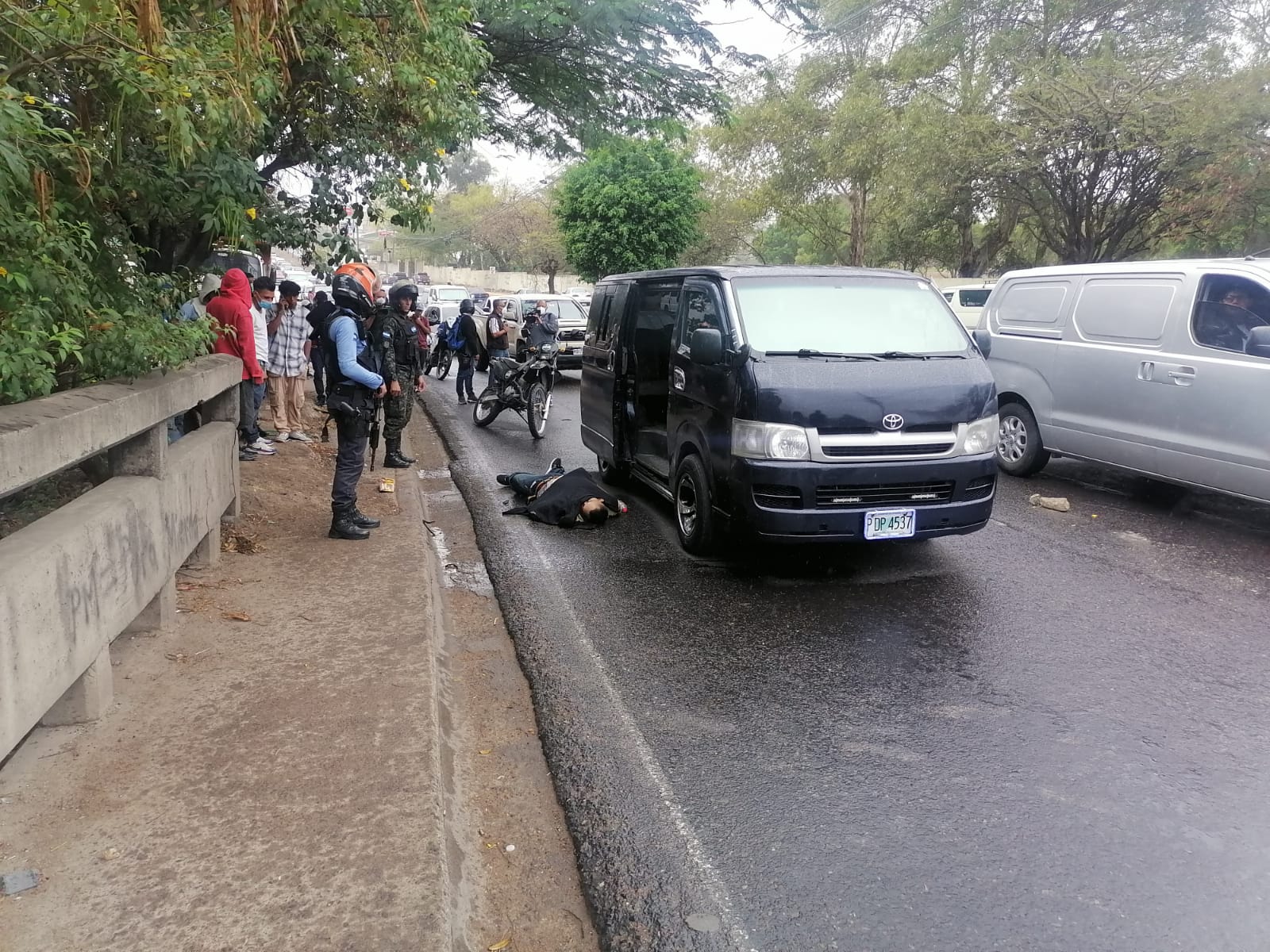 Acribillan a conductor de bus rapidito en el bulevar FFAA Acribillan a conductor de bus rapidito en el bulevar FFAA