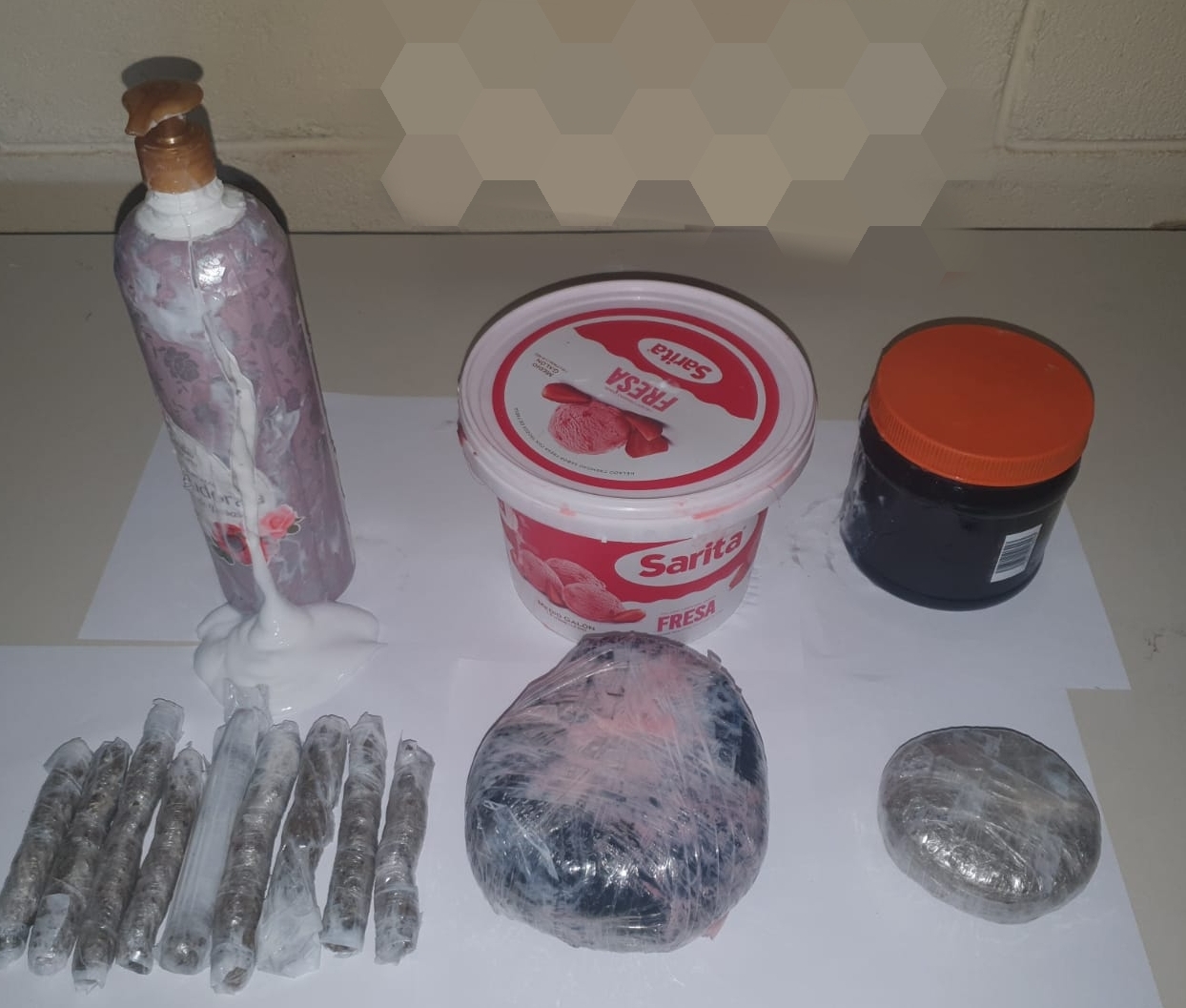 Detienen a dos mujeres por tratar de ingresar droga en recipientes a cárcel de Olancho Detienen a dos mujeres por tratar de ingresar droga en recipientes a cárcel de Olancho