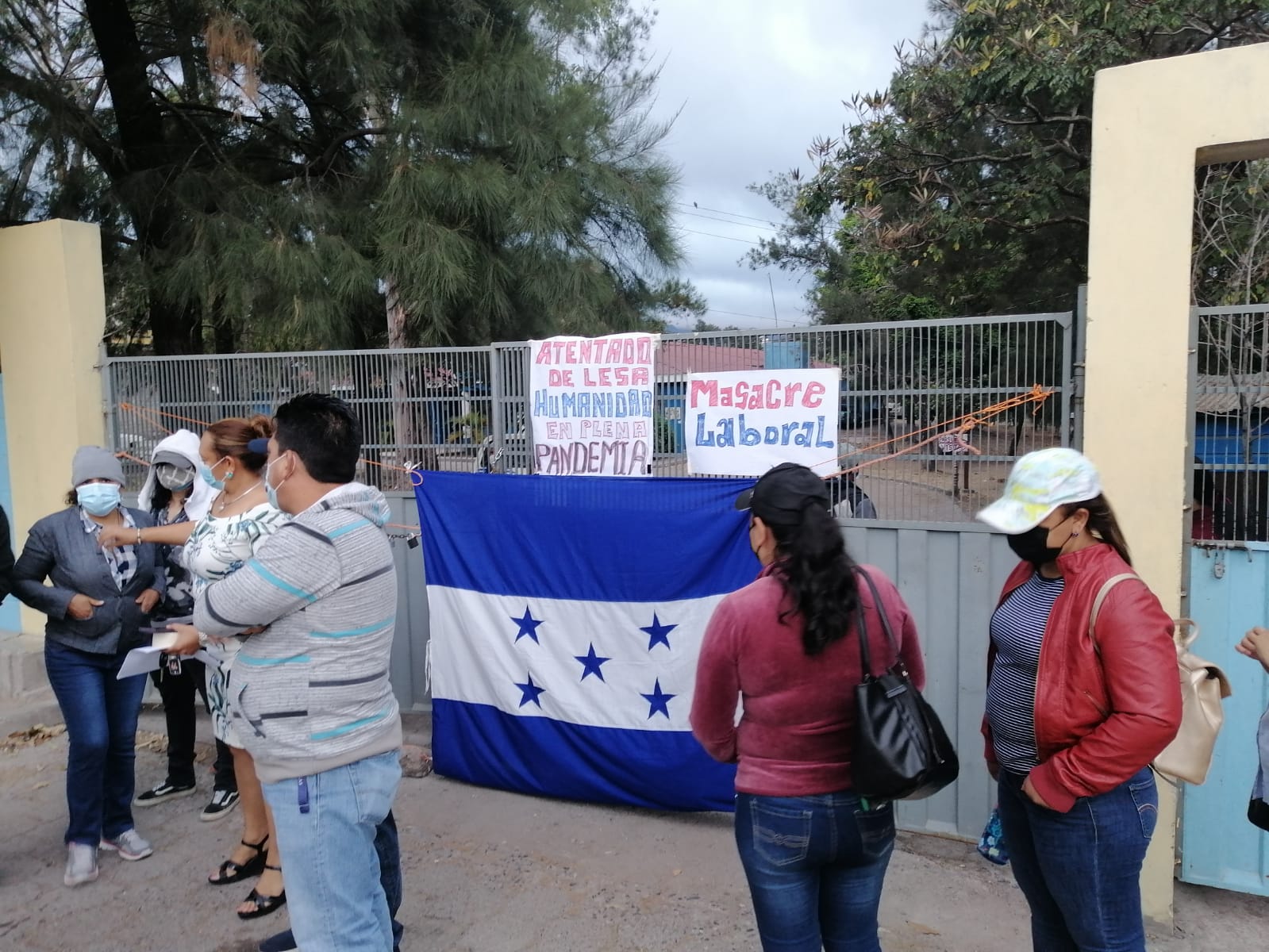 ¡Por nombramiento de plazas! Docentes interinos mantienen tomada la Dirección Departamental de Educación ¡Por nombramiento de plazas! Docentes interinos mantienen tomada la Dirección Departamental de Educación