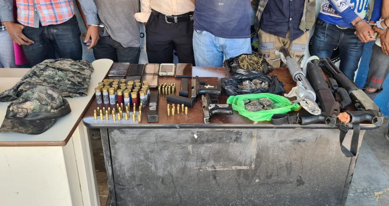 Intibucá: Capturan a ocho integrantes de «Los Torrontos o Pancho Negro» con armas, droga e indumentaria policial