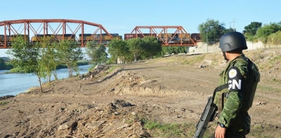 Agentes mexicanos hallan un cuerpo y rescatan a dos migrantes, uno hondureño, en el río Bravo