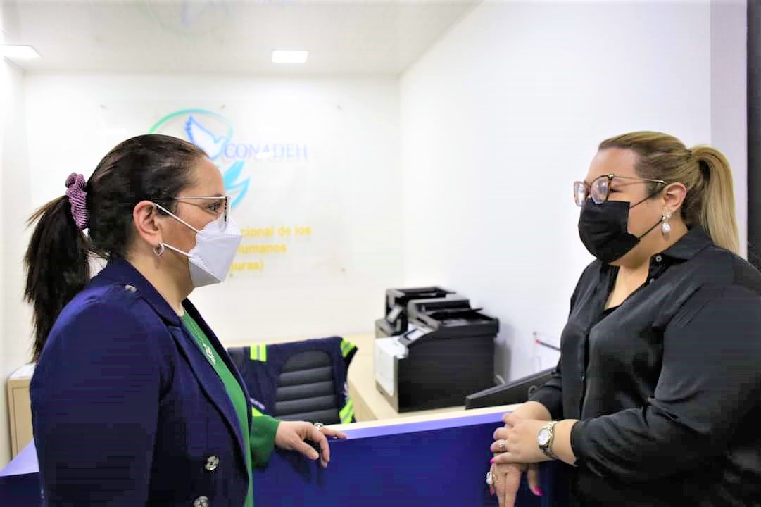 Exprimera dama llega a Conadeh para interponer denuncia por violación a los DDHH de Hernández