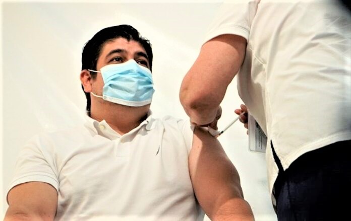 El presidente de Costa Rica recibe su tercera dosis contra la COVID-19