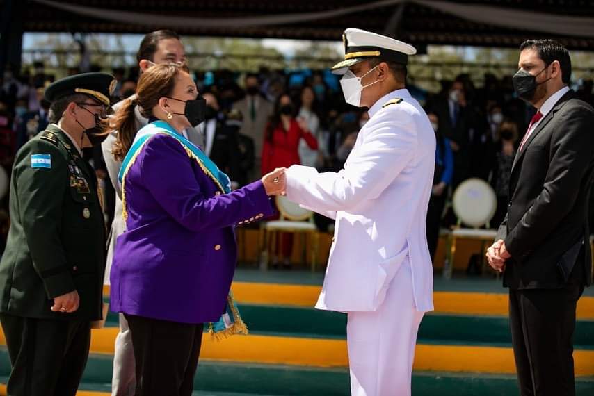 Presidenta Castro es la primera mujer en convertirse en la Comandante General de las FFAA