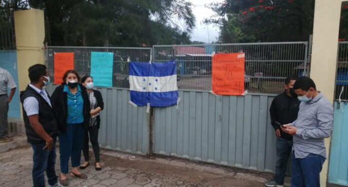 Docentes interinos se toman la Dirección Departamental de Francisco Morazán, tras la suspensión de nombramientos Docentes interinos se toman la Dirección Departamental de Francisco Morazán, tras la suspensión de nombramientos