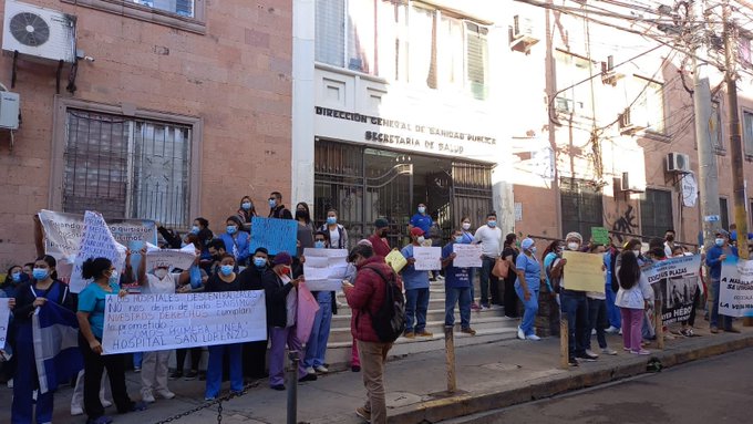 Personal de primera línea protesta frente a la Secretaría de Salud exigiendo plazas permanentes