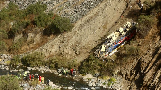 Al menos 20 muertos y 33 heridos tras accidente de autobús al norte Perú.