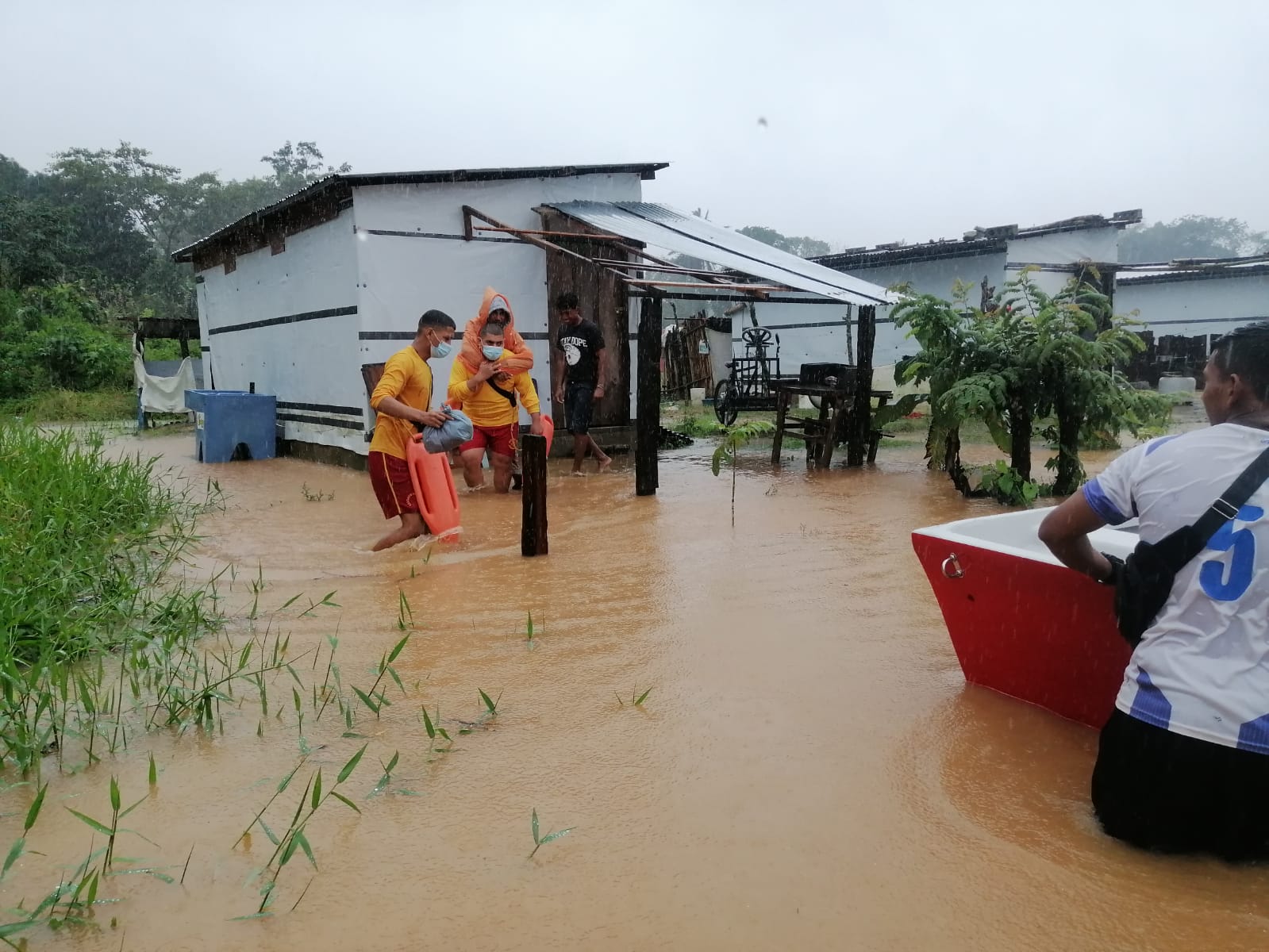 Continúan evacuaciones de familias en la zona norte y atlántica del país