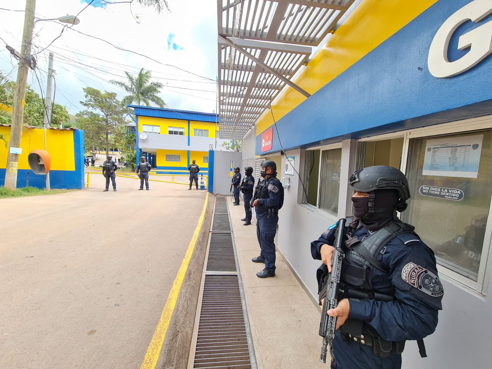 Cinco anillos de seguridad resguardan instalaciones de "Los Cobras" donde  permanece JOH - STN HONDURAS