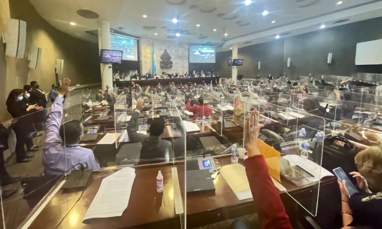 Congreso de Luis Redondo aprueba rebaja  de L 10 a combustibles y subsidio para 1.3 millones de abonados que consuman menos de 150 kilowatt