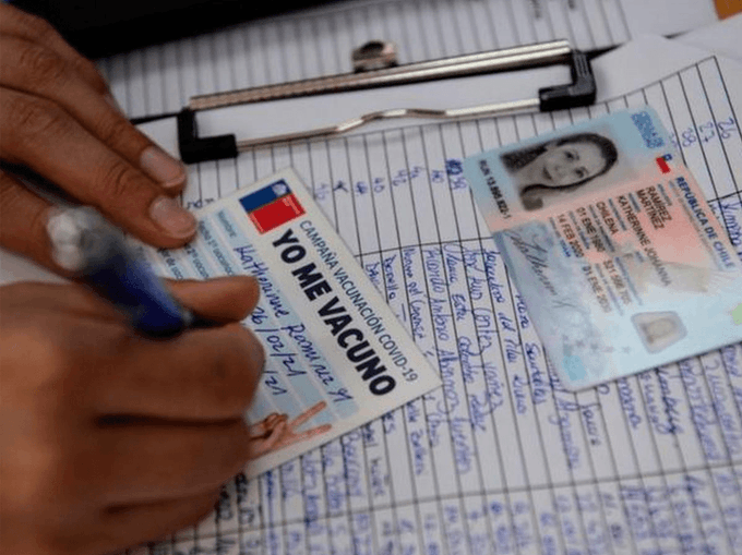 Chile comienza la vacunación masiva de la cuarta dosis en plena ola de contagios Chile comienza la vacunación masiva de la cuarta dosis en plena ola de contagios