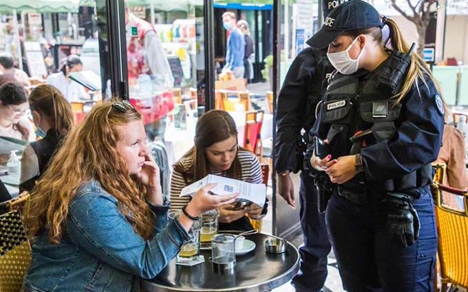 Francia reduce la obligación de llevar mascarilla en lugares cerrados Francia reduce la obligación de llevar mascarilla en lugares cerrados