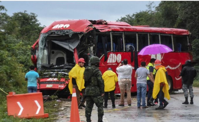 Al menos 8 personas murieron en choque de autobús en México