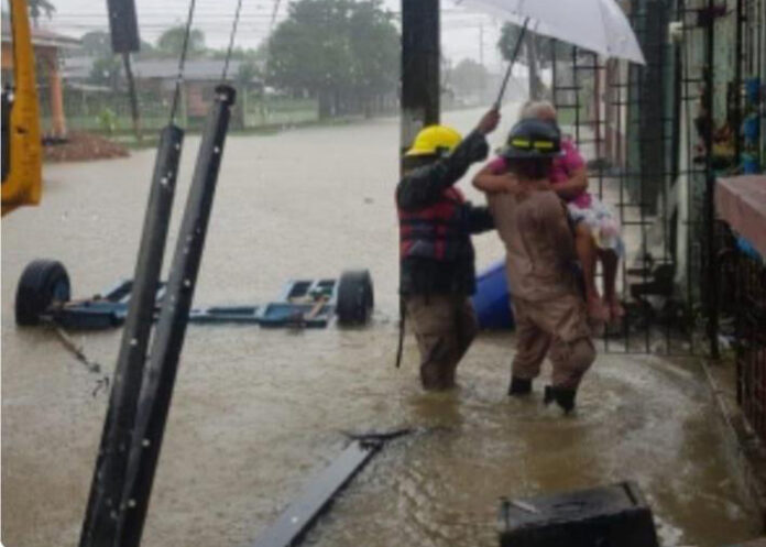 Varias familias evacuadas por lluvias en Omoa, Cortés