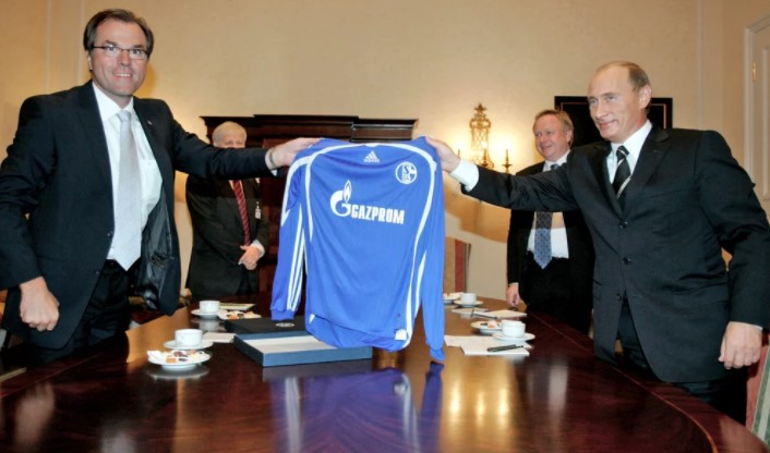 UEFA suspende contratos comerciales con Gazprom, empresa energética rusa vinculada a Putin