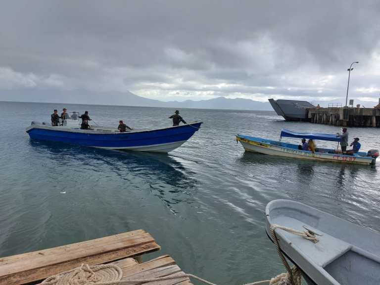 Naval hondureña rescata a cuatro náufragos en alta mar, al norte de Puerto Castilla