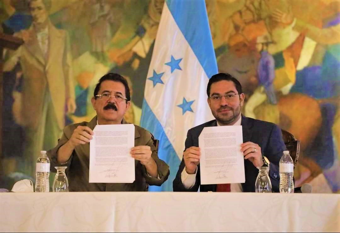 Zelaya y Cálix firman acuerdo para poner fin a crisis legislativa